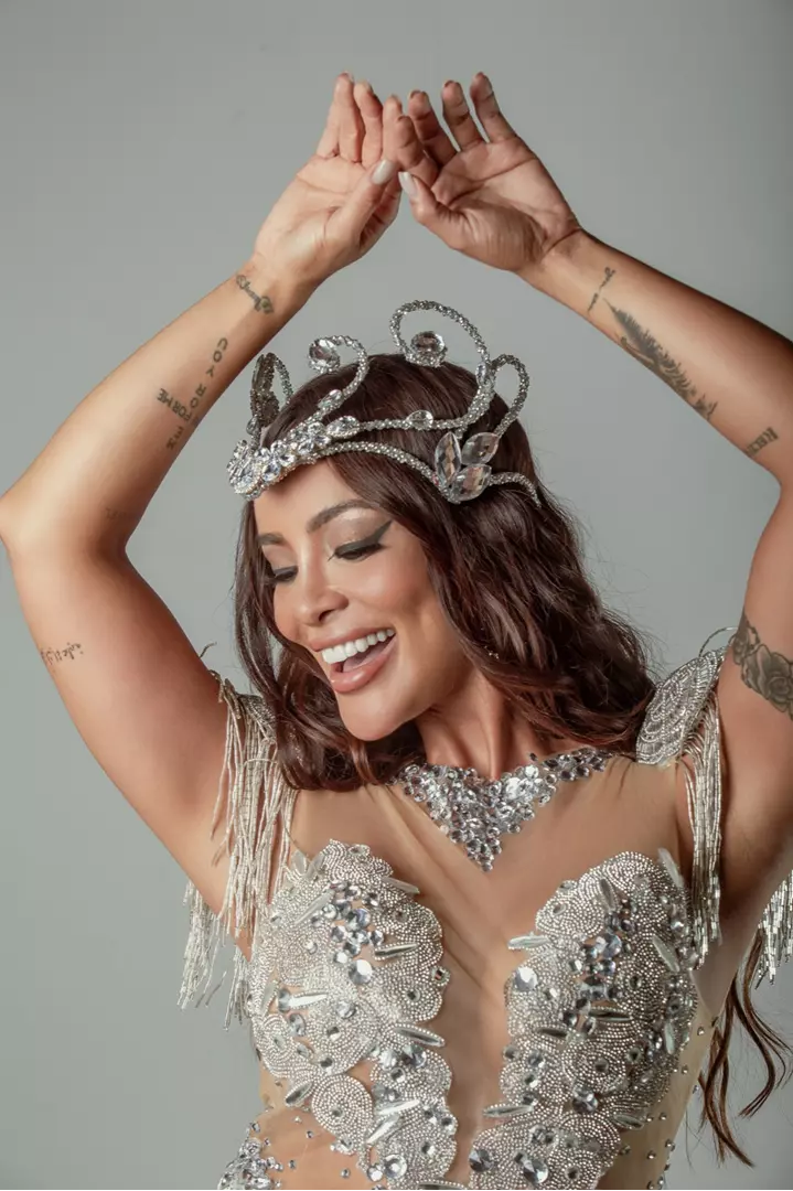 Carol Nakamura é anunciada como nova musa do Salgueiro e celebra retorno à Sapucaí: “É muito amor envolvido”